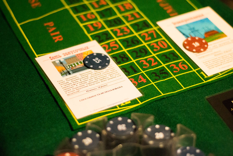 Ведущий развлекает гостей на корпоративе в Нижнем Новгороде