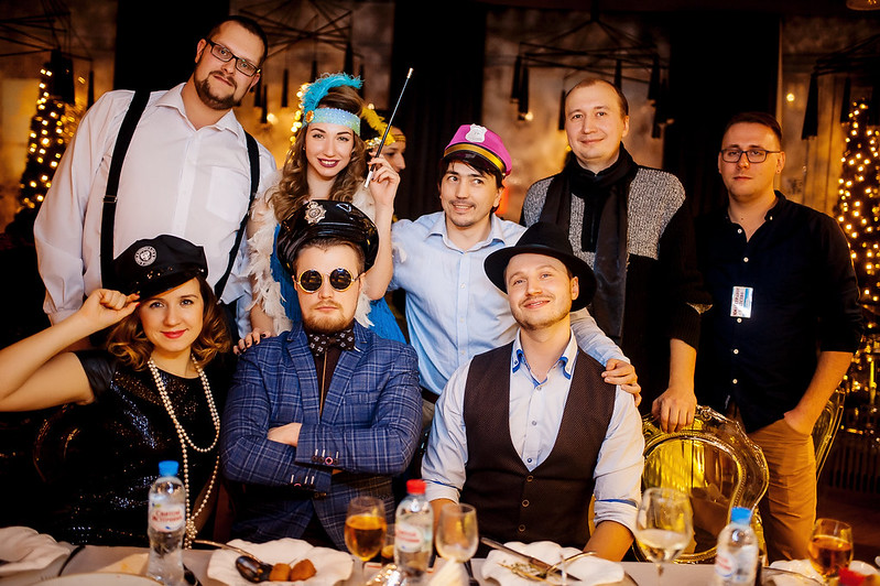 Команда компании празднует Новый год в ресторане Нижнем Новгороде