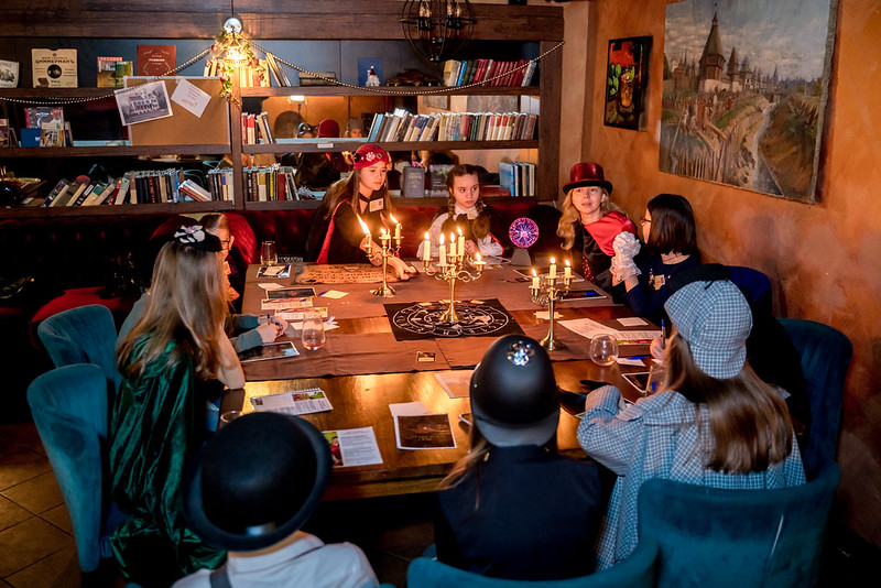 Дети разгадывают загадки в семейном квесте Хэллоуина в Nizhny Novgorod